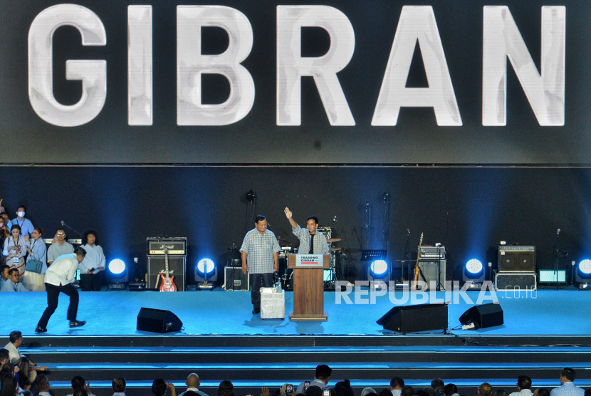 Aksi Kocak Gibran Digendong Mayor Teddy Saat Nobar Quick Count Pilpres